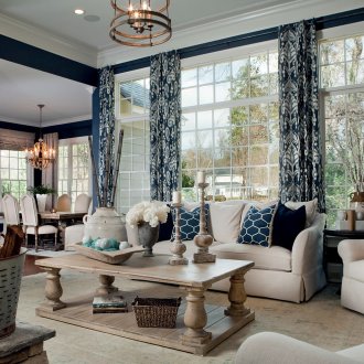 Μπεζ μοκέτα στο σαλόνι με μπλε πινελιές.