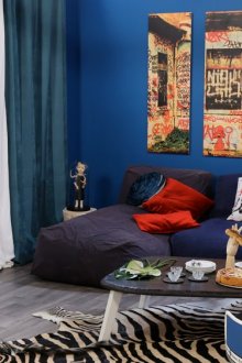 Λευκές και μπλε κουρτίνες στο σαλόνι