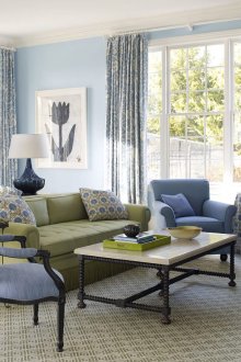 Επιτραπέζιες λάμπες σε ένα μπλε-πράσινο καθιστικό