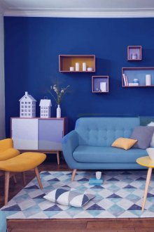 Φωτεινά αξεσουάρ στο μπλε σαλόνι