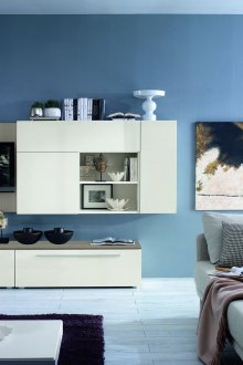 Βάζα και άλλα ντεκόρ στο σαλόνι με μπλε τοίχους