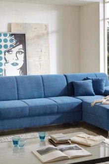 Κομψή διακόσμηση σαλόνι με μπλε καναπέ