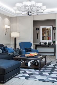 Μπλέ καναπές και καρέκλα στο σαλόνι