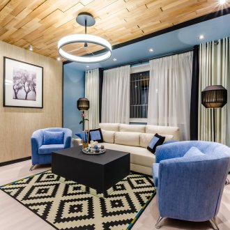 Φωτιστικά και κουρτίνες στο μπεζ και μπλε σαλόνι