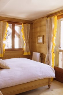 Καφέ κίτρινο δωμάτιο