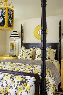 Λευκή οροφή στο υπνοδωμάτιο με μαύρα και κίτρινα έπιπλα