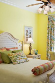 Λευκή οροφή σε ένα υπνοδωμάτιο με κίτρινους τοίχους