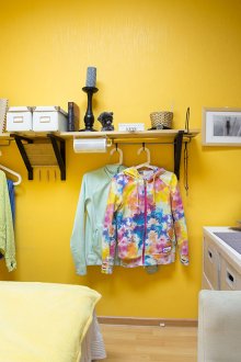 Απλό μαύρο και κίτρινο ντεκόρ κρεβατιού