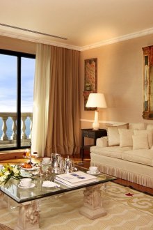 Καφέ και μπεζ μεγάλο σαλόνι