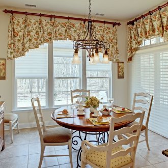 Ράφια, πίνακες ζωγραφικής και υφάσματα στη διακόσμηση της κουζίνας