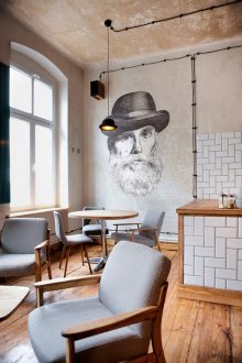 Σχεδιάζοντας στον τοίχο στην κουζίνα