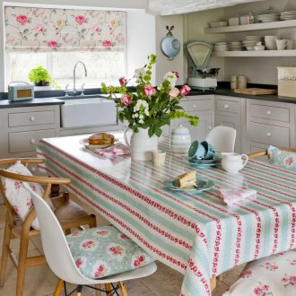 Κόκκινο-μπλε ύφασμα στην κουζίνα