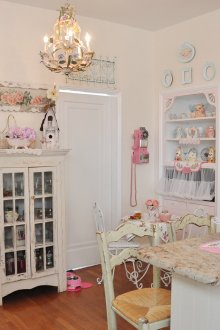 Ένας μικρός πολυέλαιος σε floral στιλ στην κουζίνα