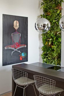 Στρογγυλοί μεταλλικοί πολυέλαιοι στην κουζίνα