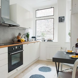 Μαύρο και άσπρο έπιπλα στην κουζίνα