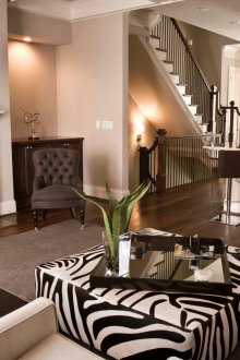 Zebra print pouf στο σαλόνι