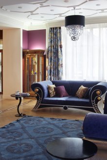 Μπλε καναπέδες Art Deco στο σαλόνι