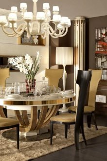 Μπεζ-μαύρο και λευκό-χρυσό έπιπλα στην τραπεζαρία