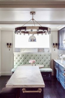 Καναπές μέντας σε μαύρη και λευκή κουζίνα