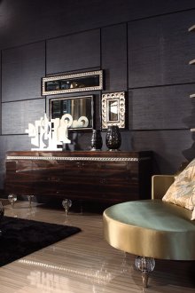 Μαύρα, καφέ και χρυσαφένια χρώματα σε καθιστικό με στυλ διακόσμησης