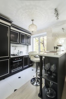 Μαύρη και άσπρη κουζίνα με πάγκο τέχνης deco bar