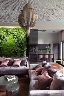 Μωβ ταπετσαρισμένα έπιπλα στο εσωτερικό με το ύφος του Art Deco