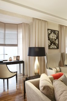 Μπεζ και μαύρα έπιπλα σε εσωτερικό διακόσμηση