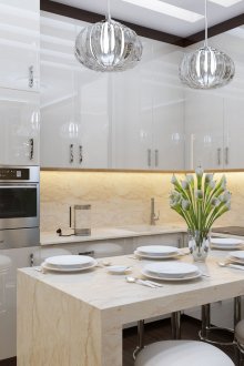 Λευκή κουζίνα με στυλ art deco