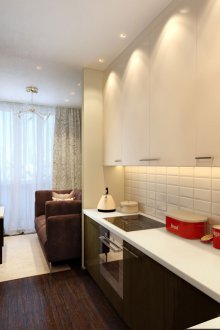 Στενή μαύρη και άσπρη κουζίνα στυλ art deco