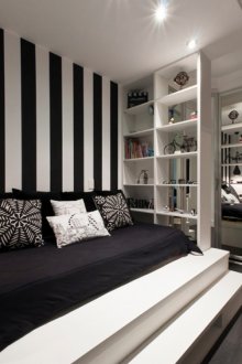 Ασπρόμαυρη κρεβατοκάμαρα με βάθρο.