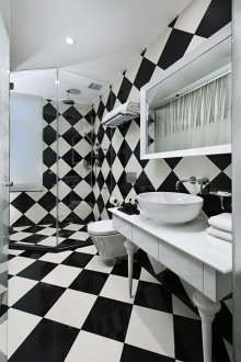 Ασπρόμαυρο μοντέρνο μπάνιο.