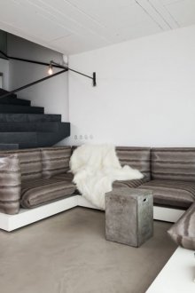 Καφέ καναπέ σε μαύρο και άσπρο σαλόνι