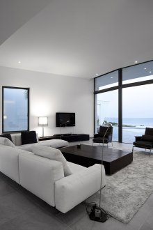 Ασπρόμαυρο καθιστικό με γκρίζο χαλί.