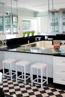 Μαύρη και λευκή κουζίνα με χερσόνησο
