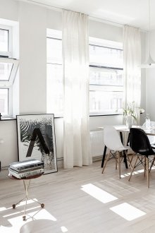 Μαύρο και άσπρο σαλόνι-τραπεζαρία σε σκανδιναβικό στιλ