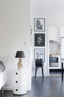 Ασπρόμαυρο διαμέρισμα με χρυσές προθέσεις στο εσωτερικό