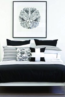 Ασπρόμαυρη κρεβατοκάμαρα με όμορφη αφίσα.