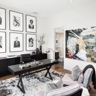 Καφέ δάπεδο σε ασπρόμαυρο εσωτερικό