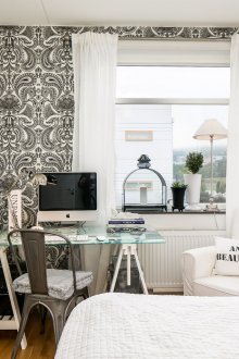 Καφέ δάπεδο σε ασπρόμαυρη κρεβατοκάμαρα