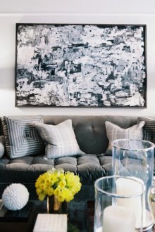 Μια πληθώρα αξεσουάρ στο ασπρόμαυρο σαλόνι