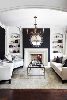 Καφέ δάπεδο και μπεζ καπέλο σε ένα ασπρόμαυρο καθιστικό με τζάκι