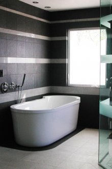 Λευκή οροφή σε μαύρο και άσπρο λουτρό