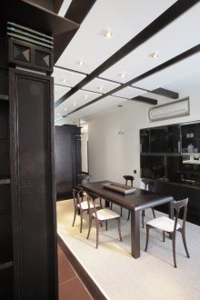 Ασπρόμαυρη οροφή στην τραπεζαρία