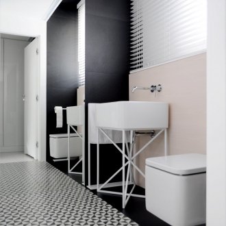 Λευκή οροφή μπάνιου με καθρέφτη