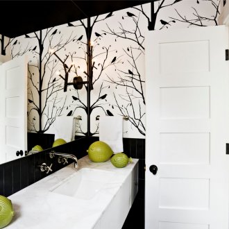 Μαύρη οροφή σε ένα ασπρόμαυρο μπάνιο