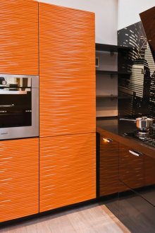 Μαύρο και πορτοκαλί σετ κουζίνας