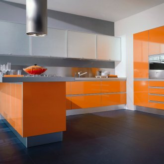 Γκρι, πορτοκαλί, μαύρο και άσπρο χρώμα στο εσωτερικό της κουζίνας