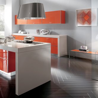 Γκρίζο-πορτοκαλί εσωτερικό κουζίνα με νησί