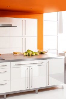 Λευκή και πορτοκαλί κομψή κουζίνα