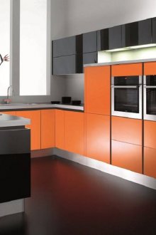 Πορτοκαλί, ασπρόμαυρα χρώματα σε μια πορτοκαλί κουζίνα